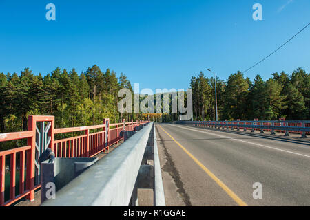 Brücke über einen Fluss Katun Stockfoto