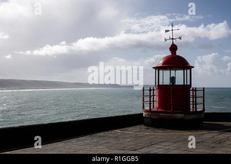 Die nazare Leuchtturm auf dem Dach des Forte Sao Miguel Arcanjo. Nazaré ist eine Küstenstadt und eine Gemeinde in der Region Oeste. Es ist eines der am meisten Bevölkerung Stockfoto