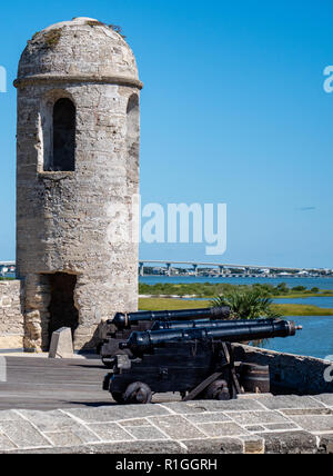 Cannon Akku auf die Zinnen des Castillo de San Marcos in St Augustine Florida USA Stockfoto