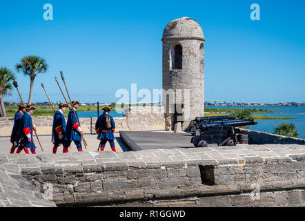 Männer im achtzehnten Jahrhundert spanische Militär Kostüm am Castillo de San Marcos in St Augustine Florida USA Abfeuern einer Kanone auf den Zinnen Stockfoto