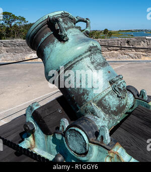 Wunderschön gearbeitete Bronze große Kaliber 15 Zoll Mörser in 1724 - Castillo de San Marcos in St Augustine Florida USA hergestellt Stockfoto