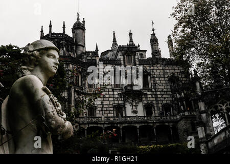 Quinta da Regaleira ist ein Anwesen in der Nähe des historischen Zentrums von Sintra, Portugal. Es ist, als von der UNESCO als Weltkulturerbe eingestuft und ist Cons Stockfoto