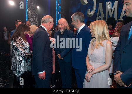 Der Prinz von Wales trifft Bill Bailey nach der We Are Most Amused und Stauned-Aufführung im Londoner Palladium. Stockfoto