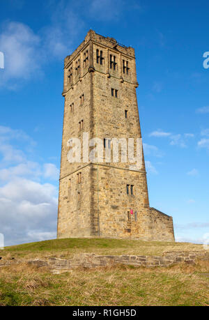 Victoria Tower auf dem Gipfel des Castle Hill in Almondbury, nur gegenüber von Huddersfield Stockfoto