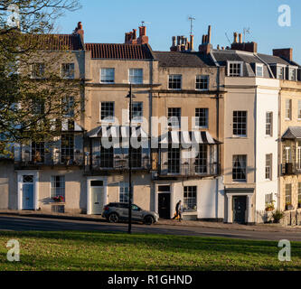 Elegante Terrasse der georgianischen Häuser mit schmiedeeisernen Balkonen mit schwarzen und weißen Markisen auf Sion Hill in der Nähe der Clifton Suspension Bridge Bristol UK Stockfoto