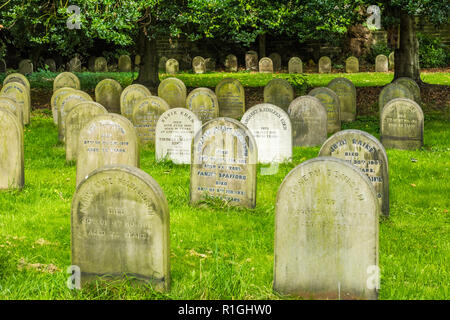 Grabsteine in der Freunde Haus der Begegnung Grabstätte aus Skinnergate, Darlington, County Durham, England Stockfoto