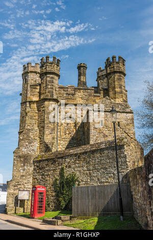 Battle Abbey gatehouse und ein traditionelles rotes Phonebox, Battle, East Sussex, England Stockfoto