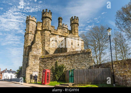 Battle Abbey gatehouse und ein traditionelles rotes Phonebox, Battle, East Sussex, England Stockfoto