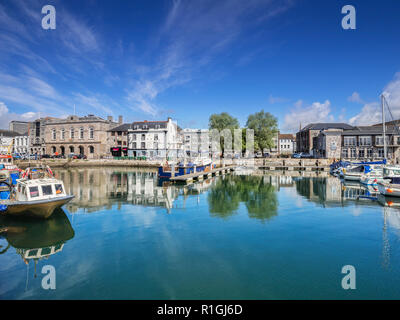 2. Juni 2018: Plymouth, Devon, Großbritannien - Das Barbican mit den Drei Kronen im Wasser widerspiegelt. Stockfoto