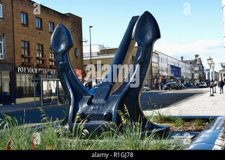 Anker von der Queen Elizabeth 2. An der High Street gelegen, nur außerhalb der Ruinen des Heiligen Kreuzs Kirche, Southampton, Hampshire, England, Vereinigtes Königreich, Großbritannien Stockfoto