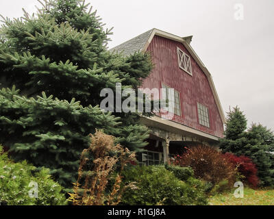 North Syracuse, New York, USA. November 10, 2018. Vergangenheit North Syracuse Wahrzeichen, der Hafner Red Barn Country Store, einst einen großen Urlaub und Geschenk sh Stockfoto