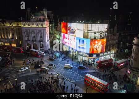 London, Großbritannien. 9. November 2018. Ein Blick auf die beleuchtete Werbung Bildschirme am Piccadilly Circus am Abend. Stockfoto