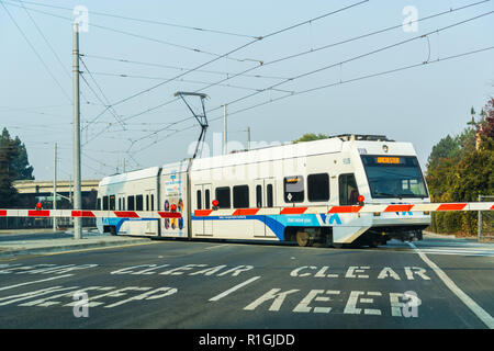 November 10, 2018 Mountain View/CA/USA - Warten auf eine Barriere für eine VTA Zug in South San Francisco Bay Pass; Stockfoto
