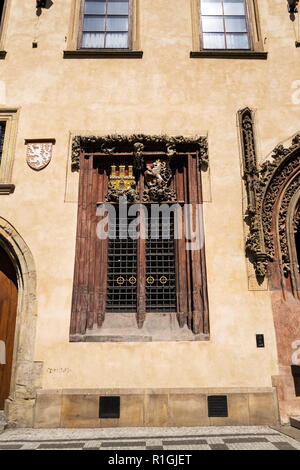 Wappen von Prag und der Tschechischen Republik am schönen Renaissance Fenster des Alten Rathaus, Altstädter Ring, Prag, Tschechische Republik, Weltkulturerbe der UNESCO Stockfoto