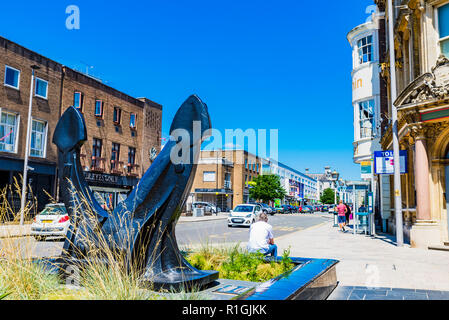 Anker von der Queen Elizabeth 2. An der High Street gelegen, nur außerhalb der Ruinen des Heiligen Kreuzs Kirche, Southampton, Hampshire, England, Vereinigtes Königreich, Großbritannien Stockfoto