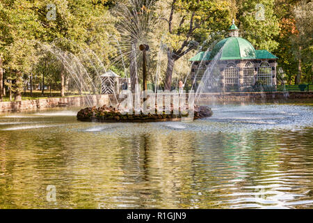 18. September 2018: In St. Petersburg, Russland - die Sonne Brunnen, so genannt, weil seine Wasserspeier wie die Strahlen der Sonne schauen, in Peterhof Palace Foun Stockfoto