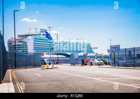 Eingang zum Kreuzfahrtterminal. Hafen von Southampton, Southampton, Hampshire, England, Vereinigtes Königreich, UK, Europa Stockfoto