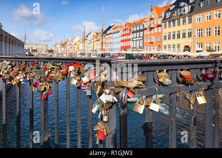 23. September 2018: Kopenhagen, Dänemark - Vorhängeschlösser oder Liebe Sperren auf eine Kanalbrücke am Nyhavn, an einem sonnigen Herbsttag. Stockfoto