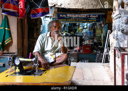 Madurai, Indien - 23. August 2018: ein Schneider in seinem Geschäft sitzen an einer Nähmaschine in Mandapam Markt Stockfoto