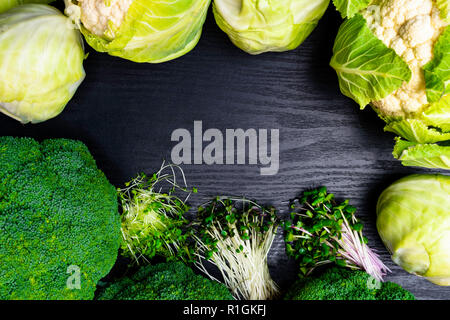 Blumenkohl, Weißkohl, Brokkoli, grünen Rettich Salat, Rucola, Kresse, Senf Keimsprossen. Gesunder Lebensstil, bleiben junge und moderne Restaurant cuisin Stockfoto