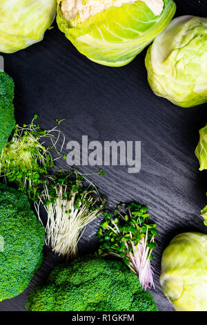 Blumenkohl, Weißkohl, Brokkoli, grünen Rettich Salat, Rucola, Kresse, Senf Keimsprossen. Gesunder Lebensstil, bleiben junge und moderne Restaurant cuisin Stockfoto