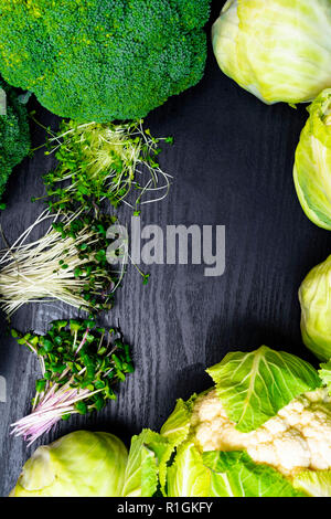 Blumenkohl, Weißkohl, Brokkoli, grünen Rettich Salat, Rucola, Kresse, Senf Keimsprossen. Gesunder Lebensstil, bleiben junge und moderne Restaurant cuisin Stockfoto