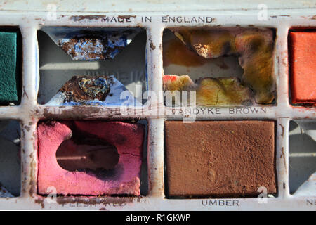 Satz von Aquarellfarben in Metall paintbox verwendet, close-up Stockfoto