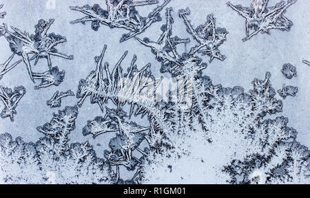 Gefrorenes Wasser auf dem Fenster schafft Silber schöne Dekoration Ornamente. Stockfoto