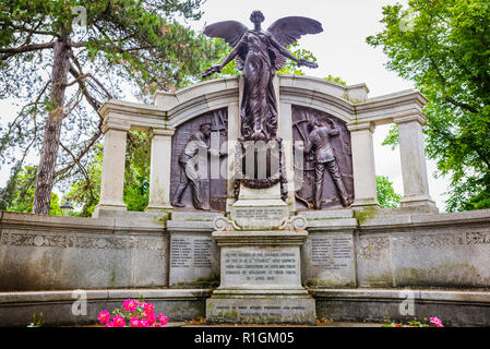 Das Denkmal für die Ingenieure der RMS Titanic. Die bronze und Granit Memorial wurde ursprünglich von Sir Archibald Denny vorgestellt, Präsident der Ins Stockfoto