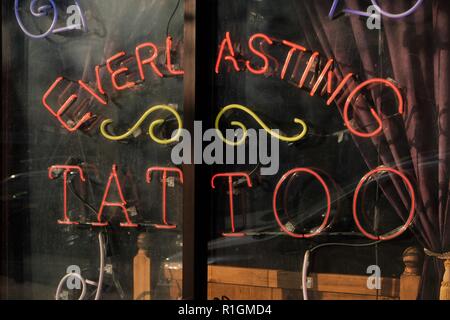 Außenansicht des Ewigen Tattoo Shop in San Francisco, Kalifornien, USA. Stockfoto