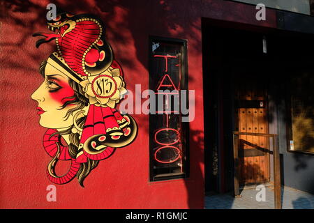 Außenansicht des Ewigen Tattoo Shop in San Francisco, Kalifornien, USA. Stockfoto