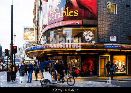 Les Miserables. Auch das Queen's Theatre ist ein West End Theatre in Shaftesbury Avenue an der Ecke der Wardour Street in Westminster. Lo Stockfoto