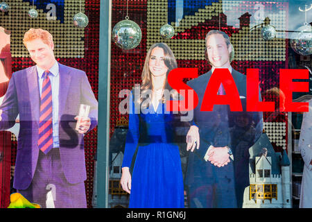 Showcase Souvenir shop. Prinz William, Herzog von Cambridge. Katharina, Herzogin von Cambridge. Prinz Henry von Wales. London, England, Vereinigtes Königreich. Stockfoto