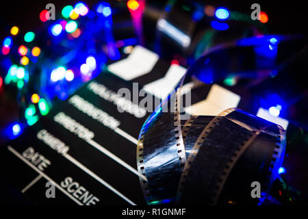 Extreme Nahaufnahme der Film Filmstreifen mit Film Schiefer und Weihnachten Licht im Hintergrund Stockfoto