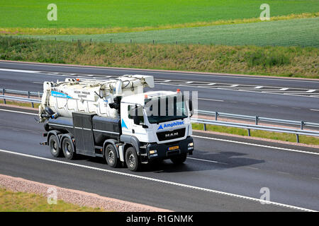 Salo, Finnland - 30. Juni 2018: Amphitec MAN TGS 41.400 Vakuum und Druck Truck in der Geschwindigkeit auf der Autobahn im Sommer im Süden Finnlands. Stockfoto