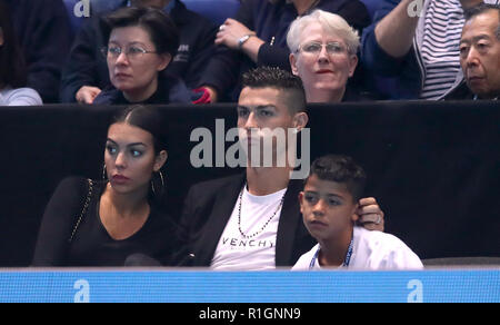 Cristiano Ronaldo (Mitte) mit Freundin Georgina Rodriguez und Sohn Cristiano Ronaldo Junior in Der steht bei Tag zwei Der Nitto ATP-Finale in der O2 Arena in London. Stockfoto