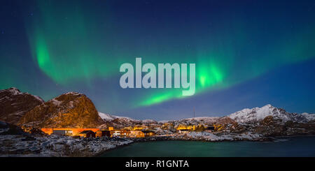 Aurora Borealis über verschneite Hügel von Stamsund, Lofoten Stockfoto