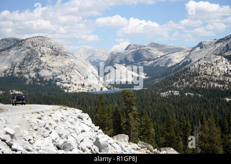 Blick auf SUV-Reisen eine Kurve in der Straße aus Olmsted Point im Yosemite National Park, Kalifornien Stockfoto