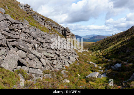 Granit Felsen fällt, Chalamain Lücke, Cairngorm Mountains, Schottland Stockfoto