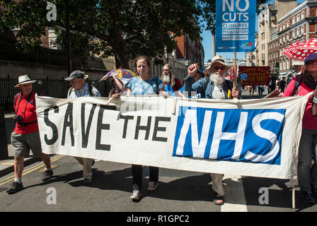 70. Jahrestag Rallye zur Gründung des NHS und Protest gegen Kürzungen mit einem großen Banner "Rettung der NHS' feiern. Stockfoto