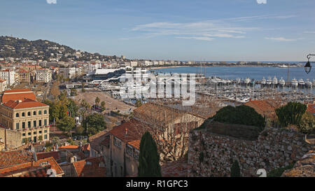 Cannes, Frankreich - Januar 21, 2012: Winter sonniger Tag Stadtbild mit Palais des Festivals et des Congres in Cannes, Frankreich. Stockfoto