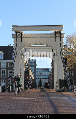 Die Magere Brug (Englisch: Skinny Bridge) ist eine Brücke über den Fluss Amstel in Amsterdam, Niederlande. Es verbindet die Ufer des Flusses in der Kerkstraat, zwischen der Keizersgracht und der Prinsengracht. Stockfoto