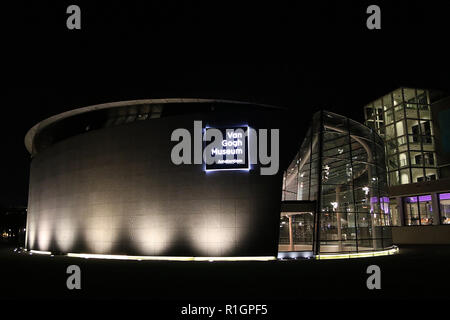 Van Gogh Museum bei Nacht am Museumplein in Amsterdam Stockfoto