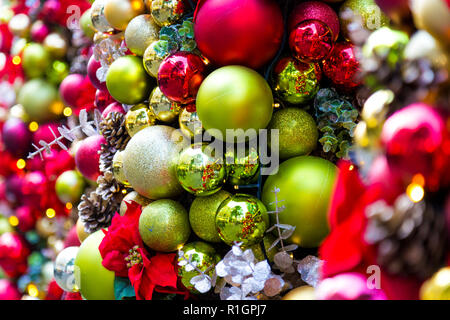 Christbaumkugeln und Dekorationen in rot und grün Hintergrund Stockfoto