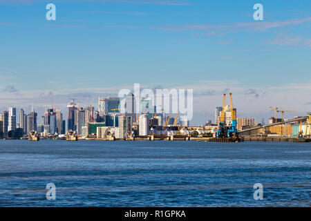 Blick auf die Skyline von London, Canary Wharf und die Themse von Woolwich, London, UK Stockfoto