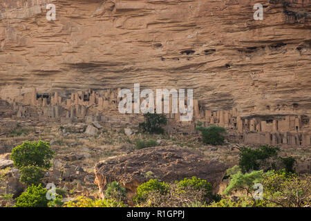 Alte Tellem Wohnungen auf der Böschung Bandiagara in Mali (Afrika) Stockfoto