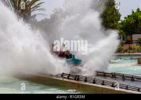 Besucher Spritzer auf der Wasserrutsche Fahrt in SeaWorld (Reise nach Atlantis), San Diego, California, United States. Stockfoto