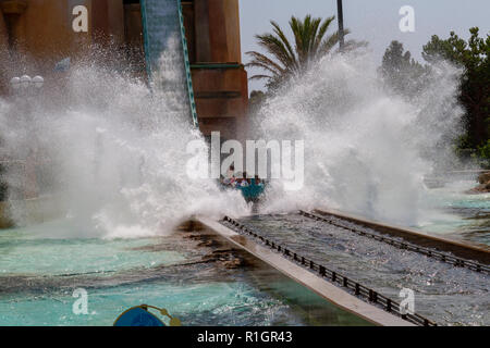 Besucher Spritzer auf der Wasserrutsche Fahrt in SeaWorld (Reise nach Atlantis), San Diego, California, United States. Stockfoto