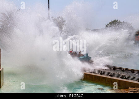 Besucher Spritzer auf der Wasserrutsche Fahrt in SeaWorld (Reise nach Atlantis), San Diego, California, United States. Stockfoto