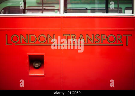London Transport Logo auf einem Oldtimer Bus in London Bus Museum, Brooklands Museum, Surrey